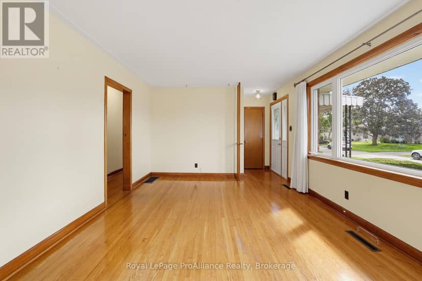 64 Elizabeth Crescent — photo 8 of 40