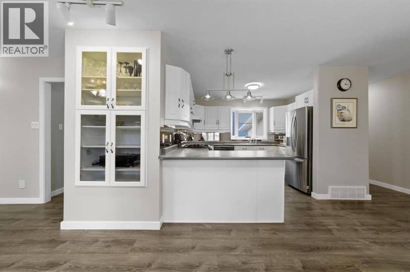 5012 53 Street — photo 15 of 32
