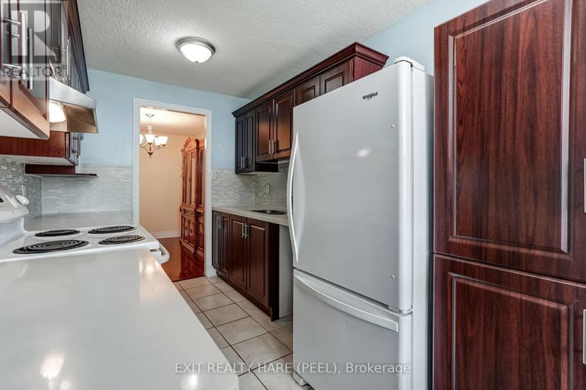 1005 - 15 Kensington Road — photo 17 of 27