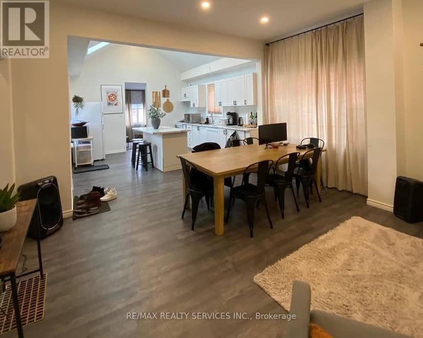 323 Charlton Avenue W, Hamilton, photo 2