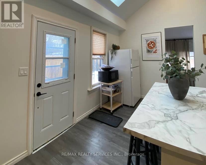 323 Charlton Avenue W, Hamilton, photo 4