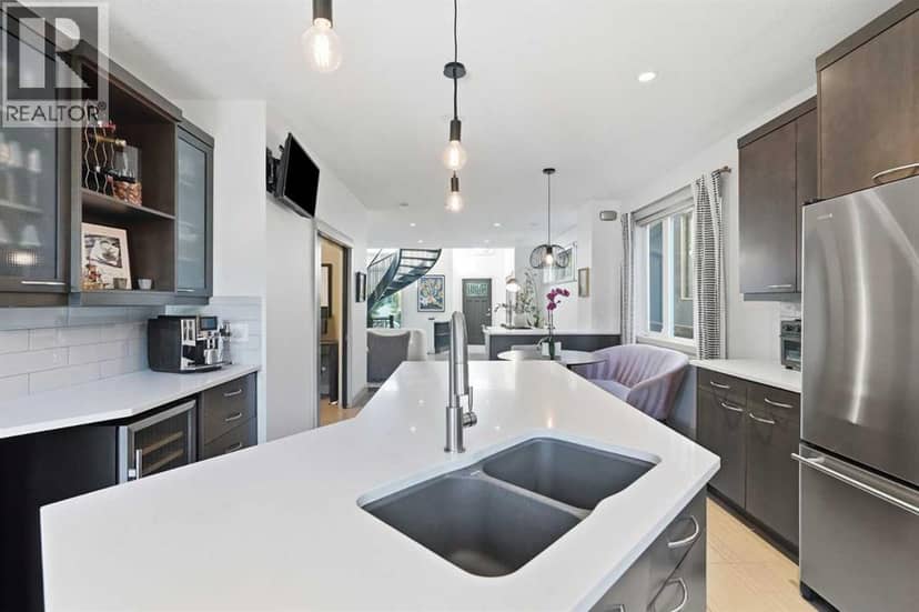 2042 49 Avenue SW — photo 11 of 40