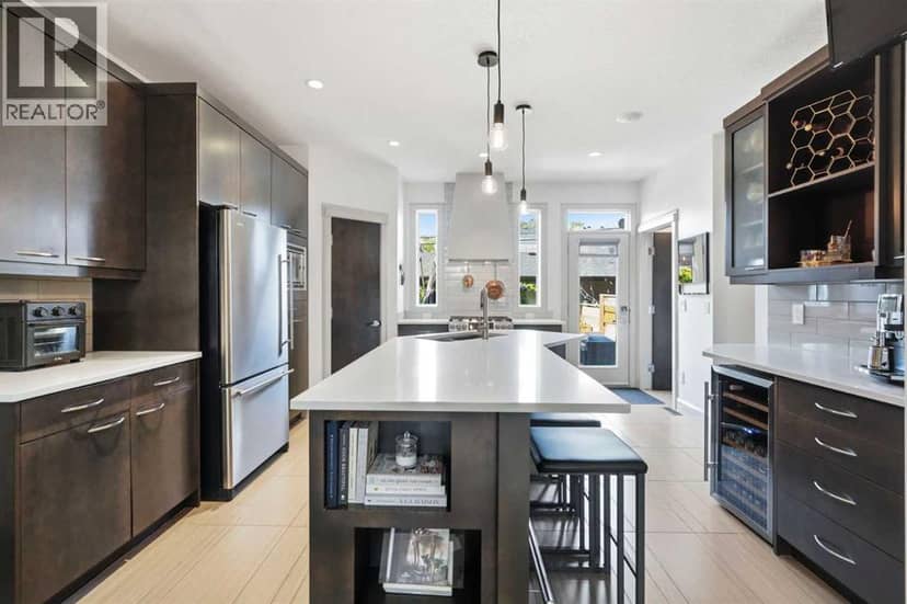 2042 49 Avenue SW — photo 9 of 40