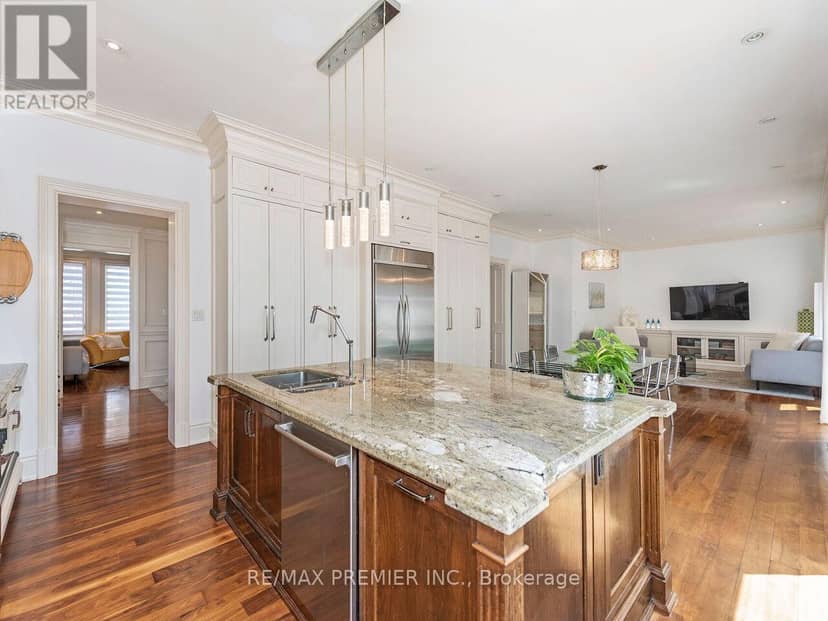 35 Yorkdale Crescent — photo 11 of 40