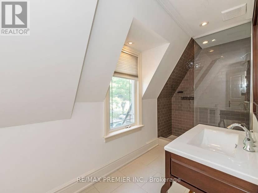 35 Yorkdale Crescent — photo 25 of 40