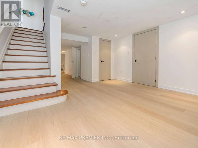 35 Yorkdale Crescent — photo 31 of 40