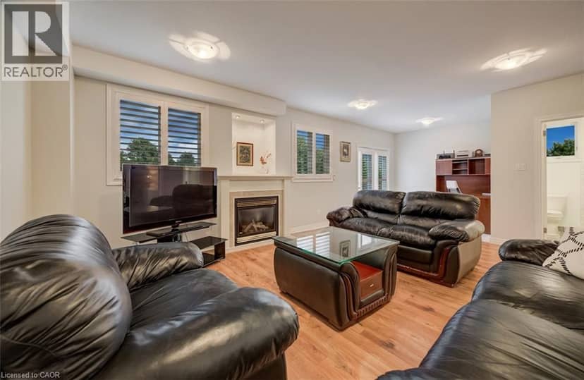 245 FERN Crescent, Waterloo, photo 3
