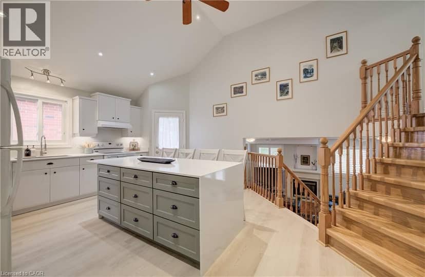 245 FERN Crescent, Waterloo, photo 2