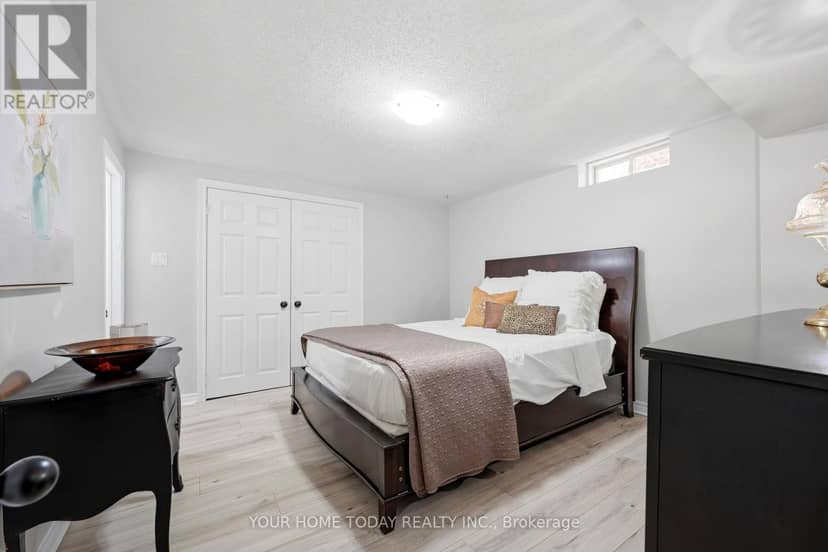 96 Lauchlin Crescent — photo 32 of 40