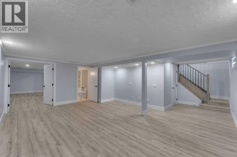 2930 Oakmoor Crescent SW — photo 27 of 37