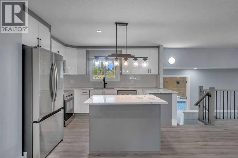 2930 Oakmoor Crescent SW — photo 10 of 37