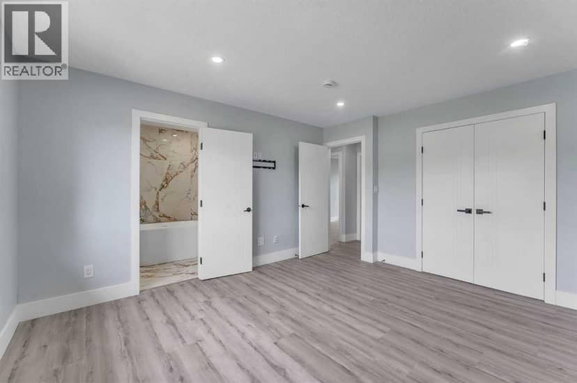2930 Oakmoor Crescent SW — photo 16 of 37