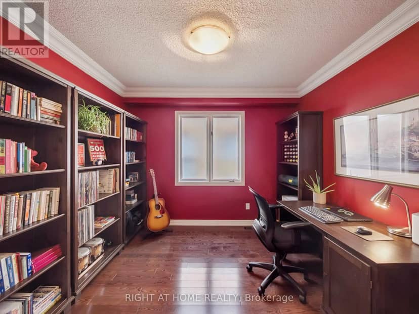 100 Carlyle Crescent — photo 18 of 40