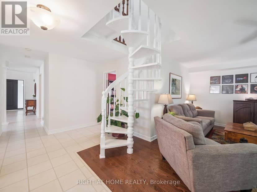 100 Carlyle Crescent — photo 9 of 40