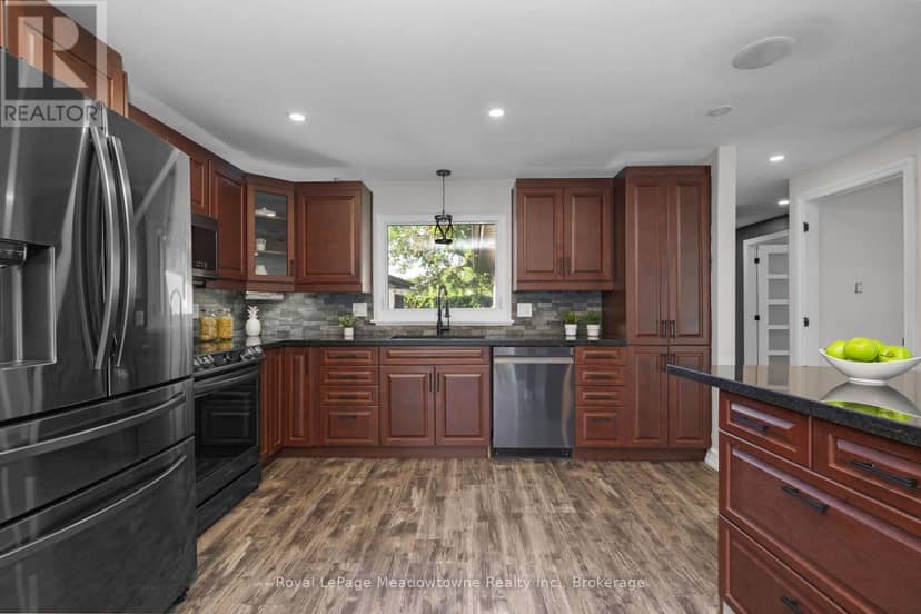 96 Macdonald Crescent — photo 10 of 33