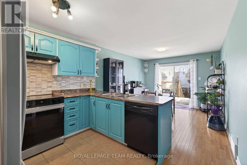 106 Hemlock Crescent — photo 11 of 39