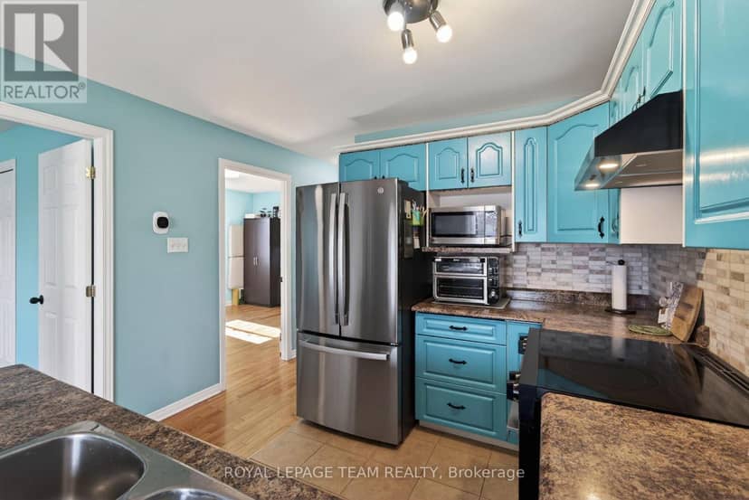106 Hemlock Crescent — photo 12 of 39