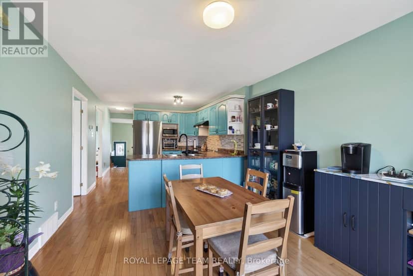 106 Hemlock Crescent — photo 14 of 39