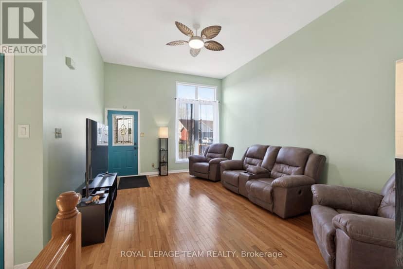 106 Hemlock Crescent — photo 4 of 39