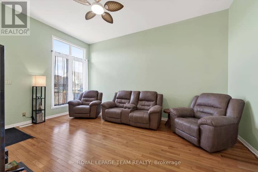 106 Hemlock Crescent — photo 6 of 39
