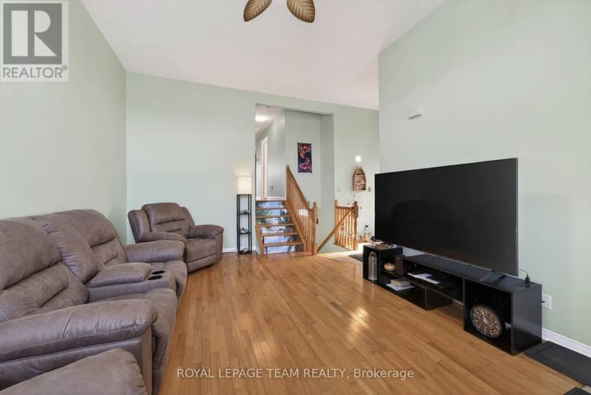 106 Hemlock Crescent — photo 8 of 39