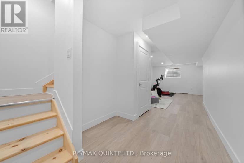 36 Campbell Crescent — photo 23 of 32