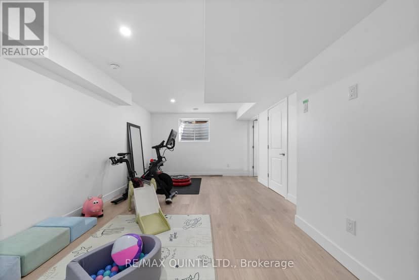 36 Campbell Crescent — photo 24 of 32