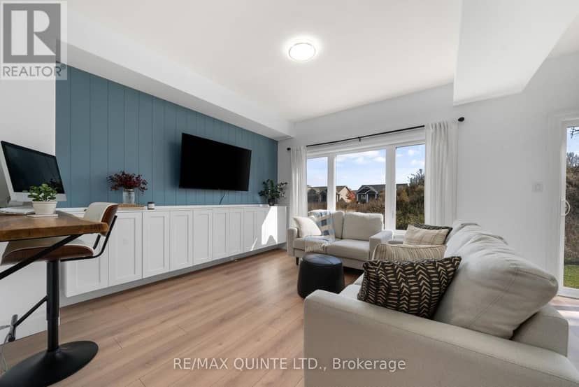 36 Campbell Crescent — photo 8 of 32