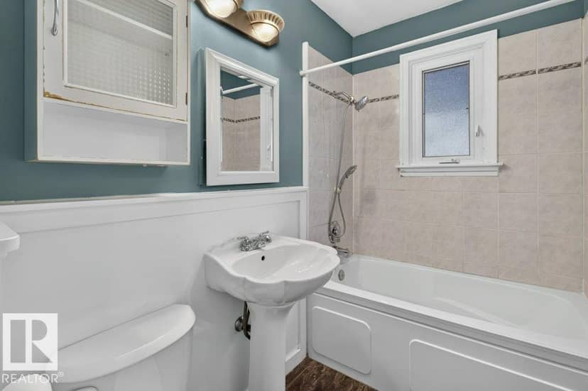 9742 88 AV NW — photo 22 of 40