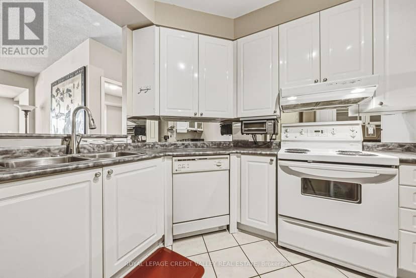 202 - 935 Royal York Road E, Toronto, photo 8