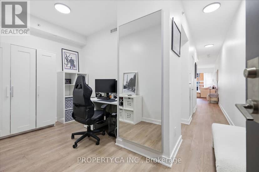 606 - 210 Simcoe Street — photo 16 of 26