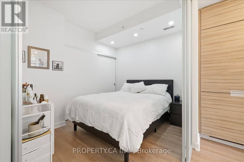 606 - 210 Simcoe Street — photo 13 of 26