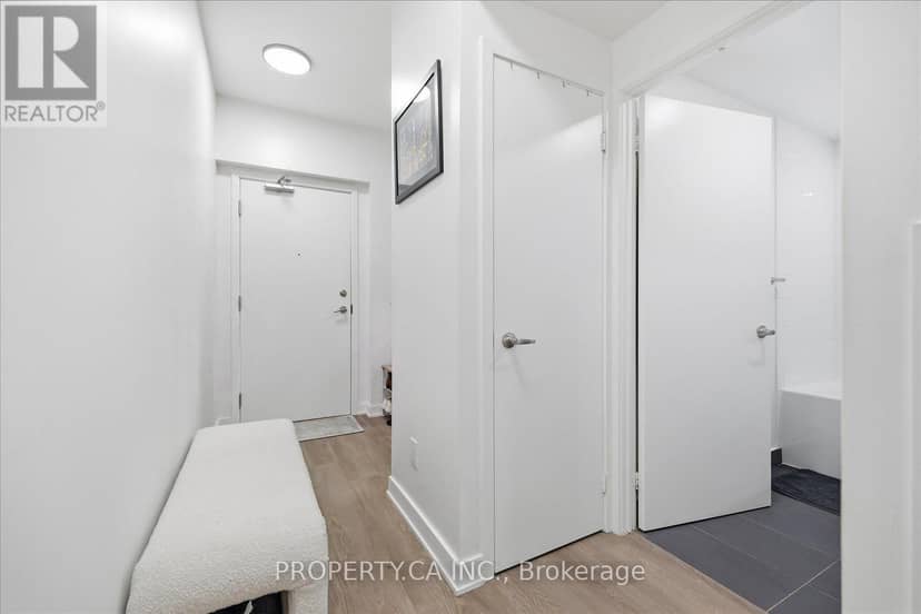 606 - 210 Simcoe Street — photo 15 of 26