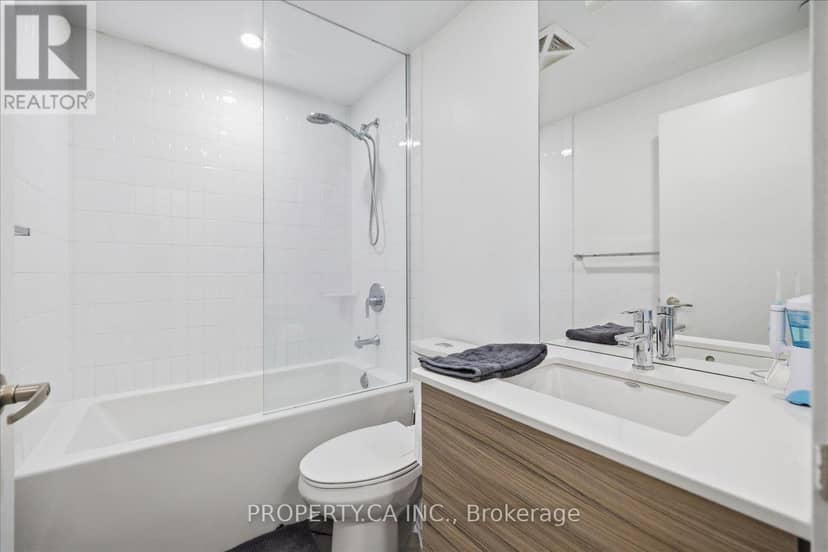606 - 210 Simcoe Street — photo 18 of 26