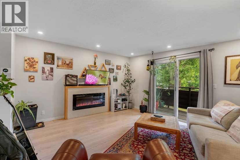 431 37 Street SW — photo 14 of 37