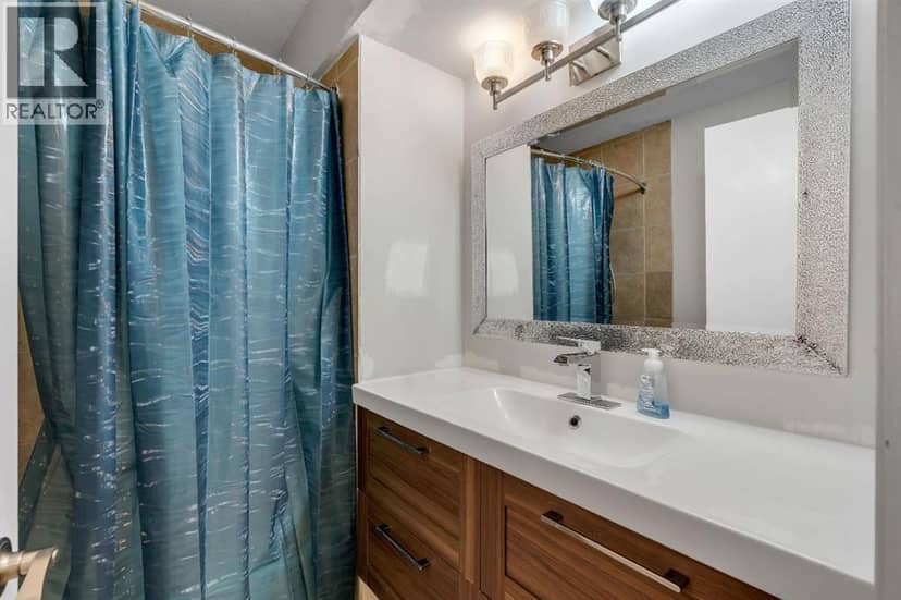 431 37 Street SW — photo 23 of 37
