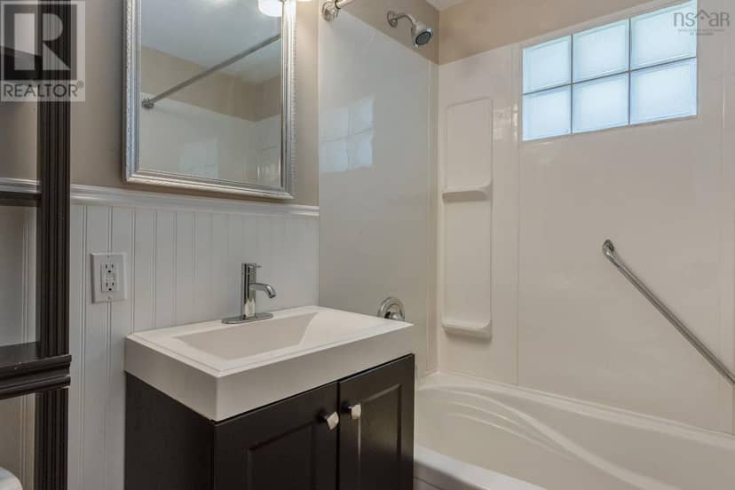 122 Cote Des Neiges Road — photo 21 of 31