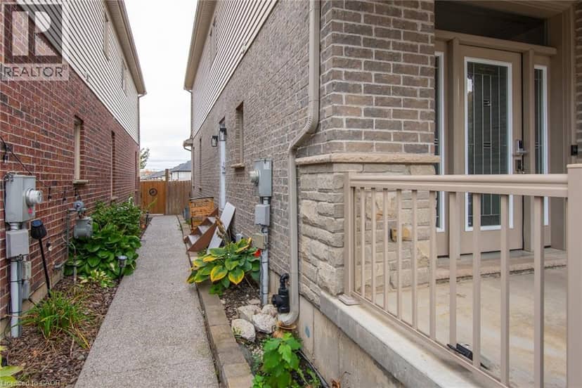 299 MOORLANDS Crescent — photo 9 of 40
