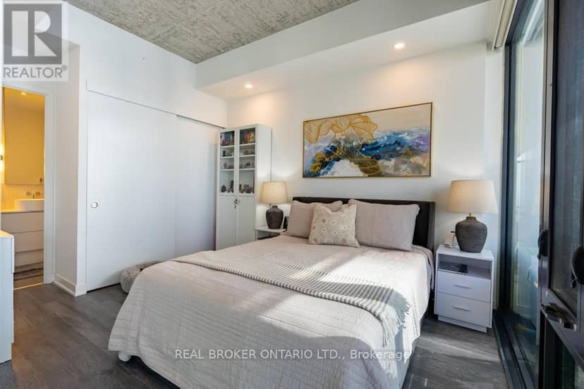 1601 - 185 Roehampton Avenue S — photo 15 of 37
