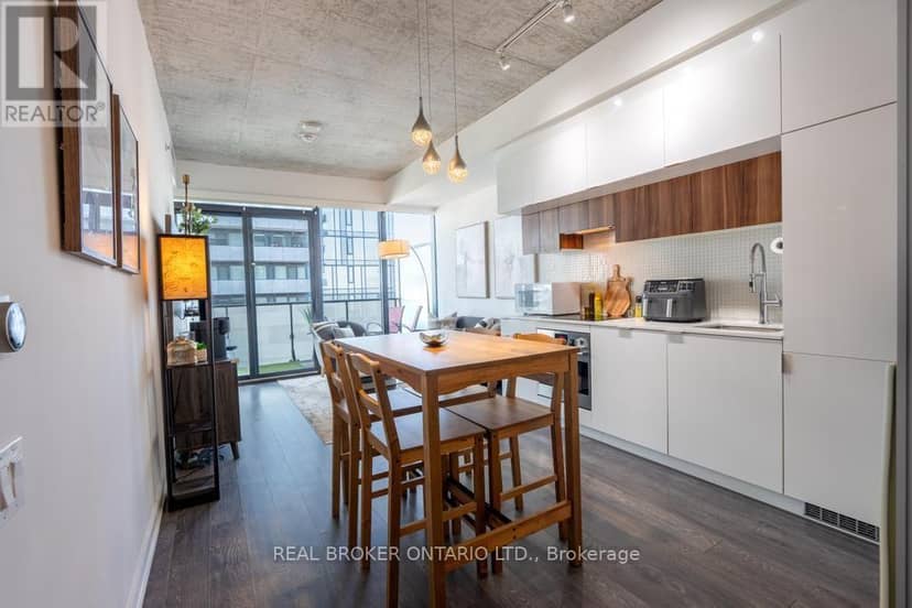 1601 - 185 Roehampton Avenue S — photo 8 of 37