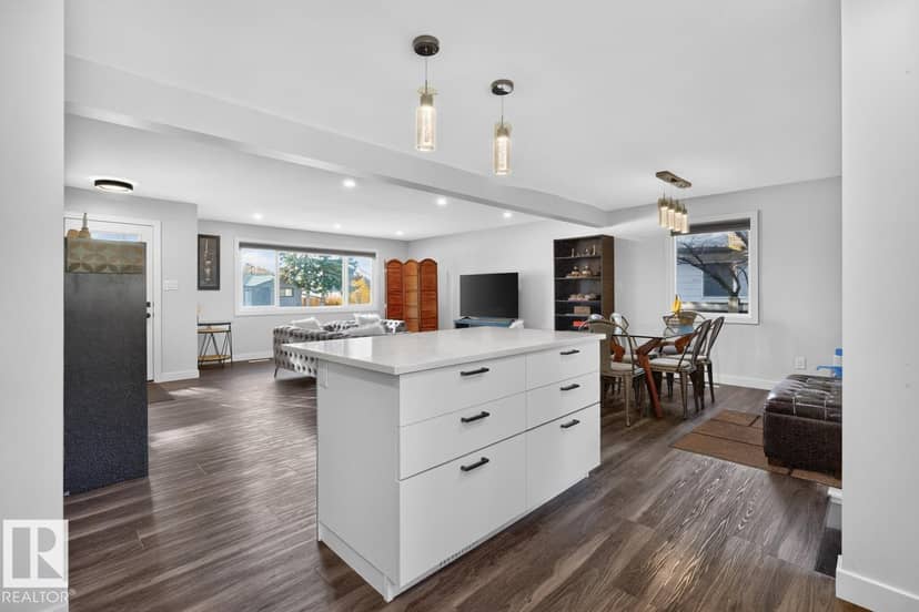7404 92 AV NW — photo 11 of 40