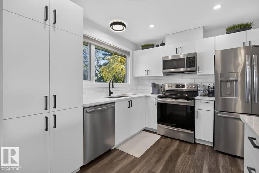 7404 92 AV NW — photo 13 of 40