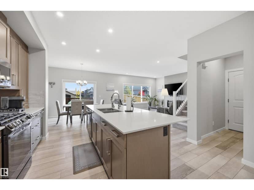 168 Larch Cr — photo 9 of 40