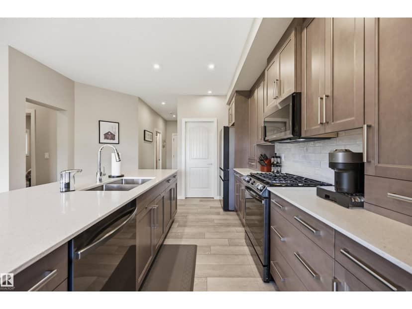 168 Larch Cr — photo 11 of 40