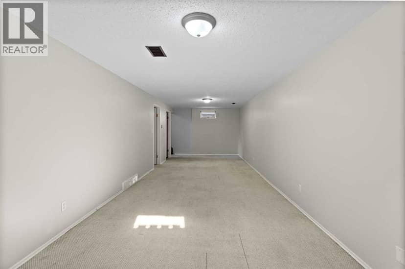 4504 67 Street — photo 13 of 26