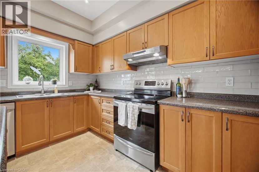 84 MEADOWBANK Drive — photo 18 of 40