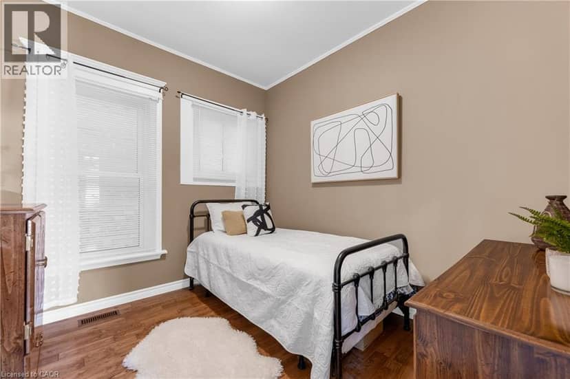 50 STRATHCONA Avenue — photo 12 of 32