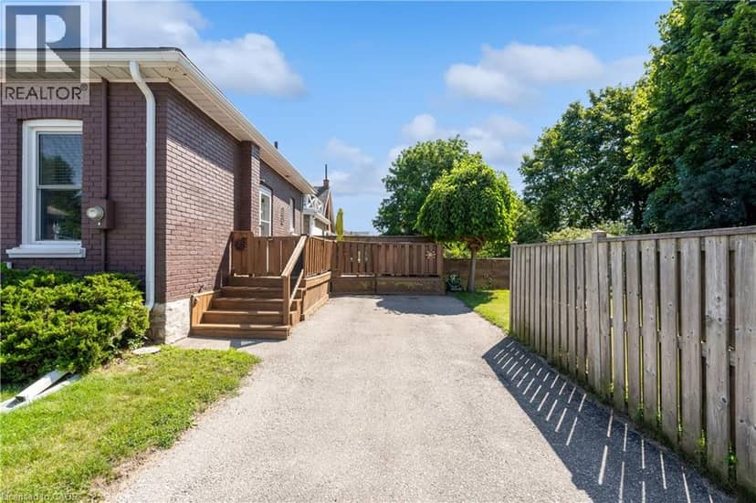 50 STRATHCONA Avenue — photo 27 of 32