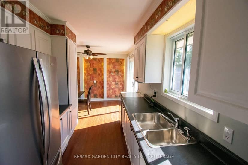 15 Karen Crescent — photo 11 of 40