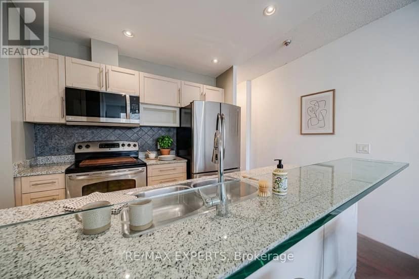 2905 - 8 York Street — photo 10 of 40